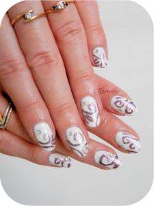 nail-art-tendance-a-la-mode-réalisation-spirale